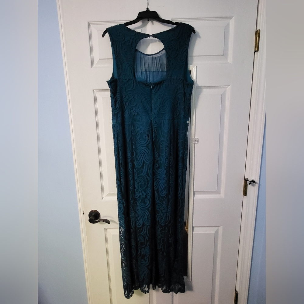 Long lace dress - Picture 2 of 3
